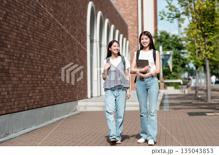 大学のキャンパス内を歩く女子大生 大学のキャンパス内を歩く女子大生 135043853