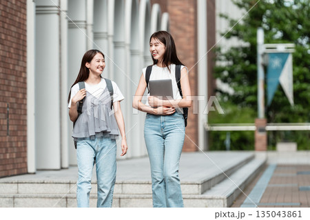 大学生　通学　キャンパスライフ 135043861