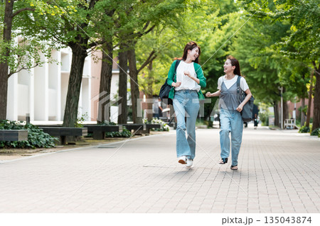 大学キャンパス 女子大生 走る 大学キャンパス 女子大生 走る 135043874
