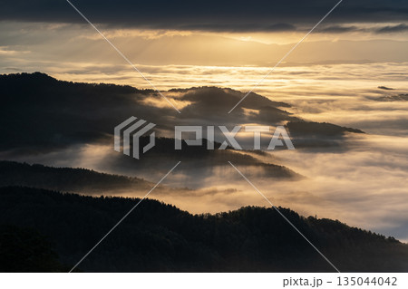 山並みの絶景と雲海 135044042