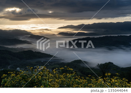 山並みの絶景と雲海 135044044