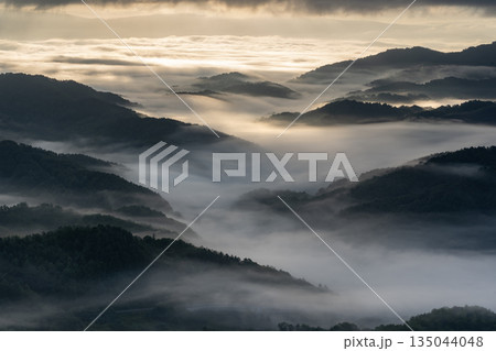 山並みの絶景と雲海 山並みの絶景と雲海 135044048