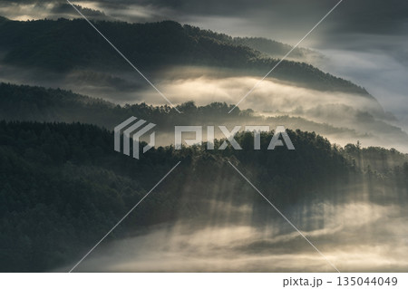 山並みの絶景と雲海 135044049