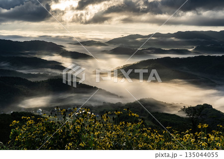 山並みの絶景と雲海 135044055