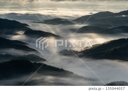 山並みの絶景と雲海 山並みの絶景と雲海 135044057