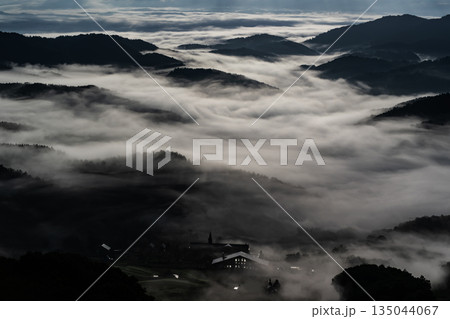 山並みの絶景と雲海 135044067