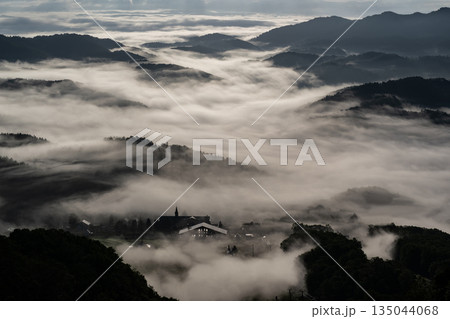 山並みの絶景と雲海 山並みの絶景と雲海 135044068