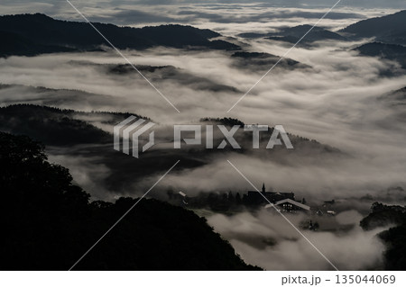 山並みの絶景と雲海 135044069