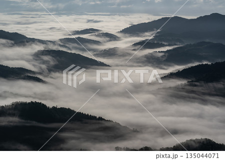 山並みの絶景と雲海 135044071