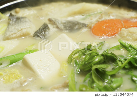 日本の鍋、肉や野菜、魚介類等さまざまなものを煮込む、冬におすすめのあたたかい料理 135044074