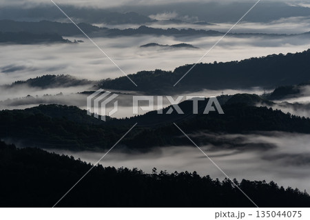 山並みの絶景と雲海 135044075