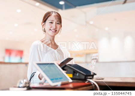 キャッシュレス スマホ決済 若い女性 キャッシュレス スマホ決済 若い女性 135044745