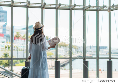 旅行を楽しむ若い女性 135044754