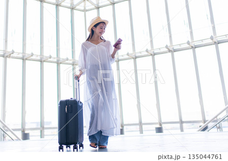旅行する女性 旅行する女性 135044761