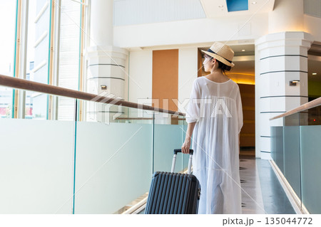 旅行に行く若い女性の後ろ姿 135044772
