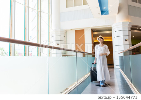 空港内の通路を歩く女性 135044773