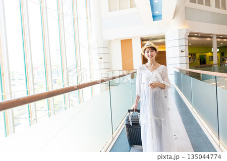 旅行に行く若い女性 135044774