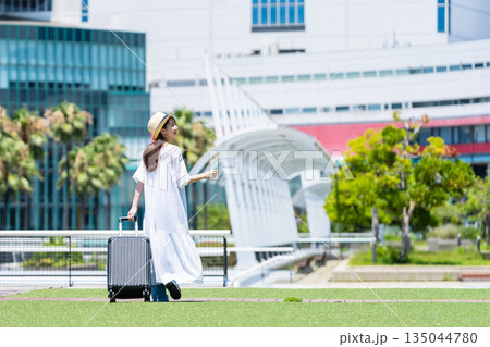 旅行に出かける若い女性 旅行に出かける若い女性 135044780