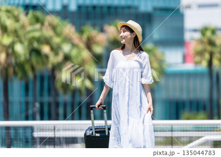 旅行に出かける若い女性 135044783