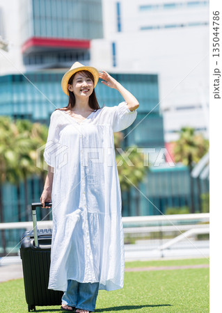 旅行に出かける若い女性 旅行に出かける若い女性 135044786