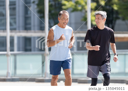 ジョギングするシニアの男性 135045011