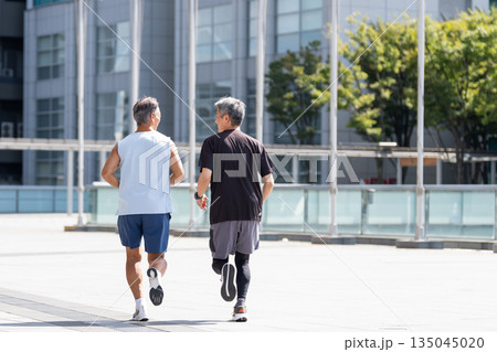 ジョギングするシニアの男性 135045020