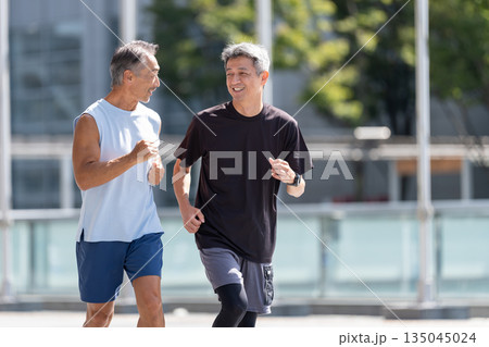 ジョギングするシニア男性 135045024
