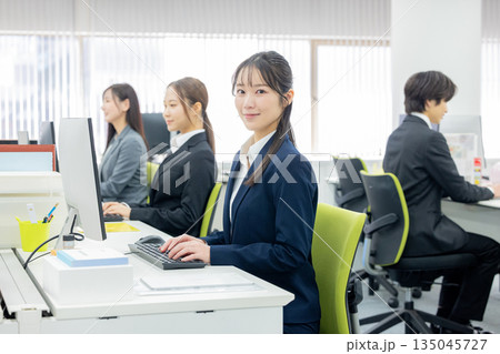 オフィスで働くビジネスウーマン オフィスで働くビジネスウーマン 135045727