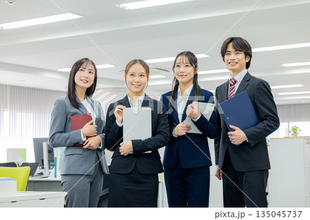 男女のビジネスイメージ 135045737