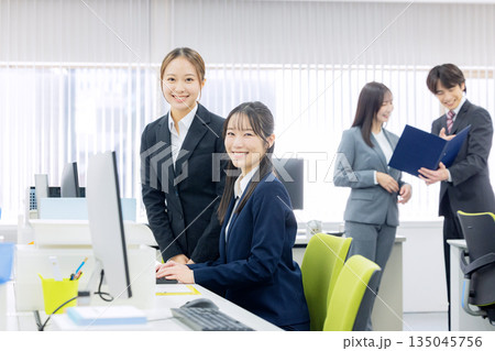オフィスで働く人々 135045756