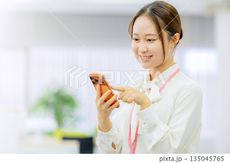 スマホを操作するビジネスウーマン スマホを操作するビジネスウーマン 135045765