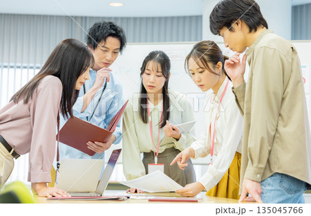 打ち合わせをする会社員 135045766