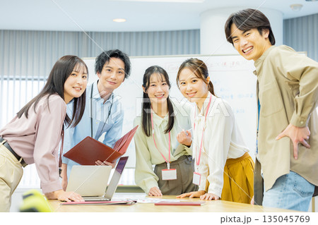 打ち合わせをする会社員 135045769