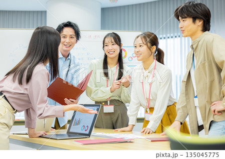 打ち合わせをする会社員 打ち合わせをする会社員 135045775