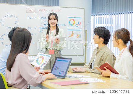 打ち合わせをする会社員　男女 135045781