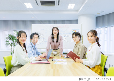 打ち合わせをする会社員　男女 135045794