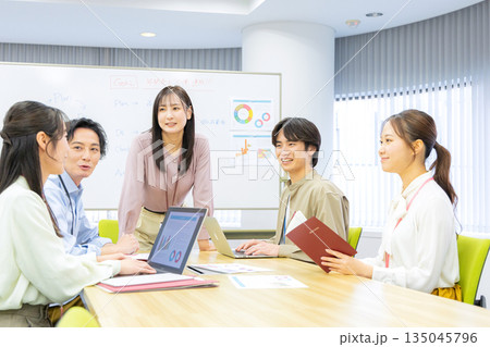 打ち合わせをする会社員　男女 135045796