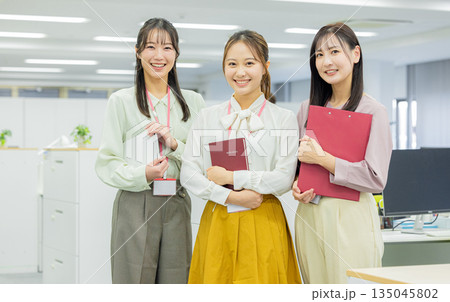 オフィスで働く女性 135045802