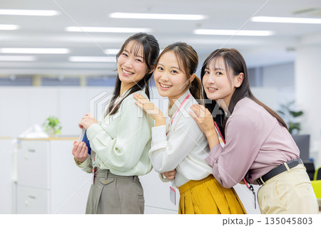 オフィスで働く女性 135045803