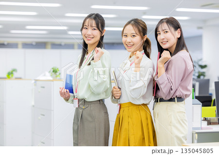 オフィスで働く女性 135045805