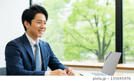 笑顔で商談に臨む若手日本人男性社員：爽やかな笑顔が印象的なビジネスマン 135045976