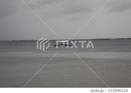 曇り空と対岸の海岸と船と海の風景 曇り空と対岸の海岸と船と海の風景 135046128