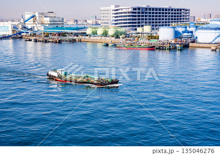 （神奈川県）横浜みなとみらい・大黒大橋からの眺め　行き交う船 135046276