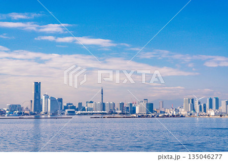 （神奈川県）横浜みなとみらい・大黒大橋からの眺め　行き交う船 135046277