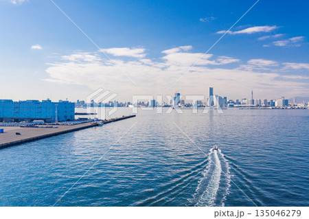 （神奈川県）横浜みなとみらい・大黒大橋からの眺め　行き交う船 135046279