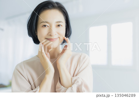 ミドル女性のスキンケア ミドル女性のスキンケア 135046289