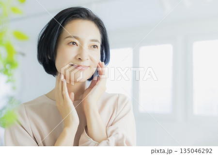 ミドル女性のスキンケア 135046292