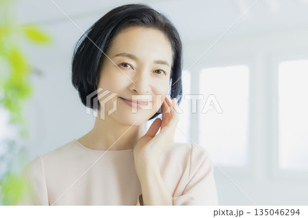 ミドル女性のスキンケア 135046294