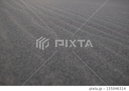 静けさに満ちた砂浜の穏やかなうねり 135046314