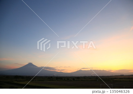 日の出に染まる富士山 135046326